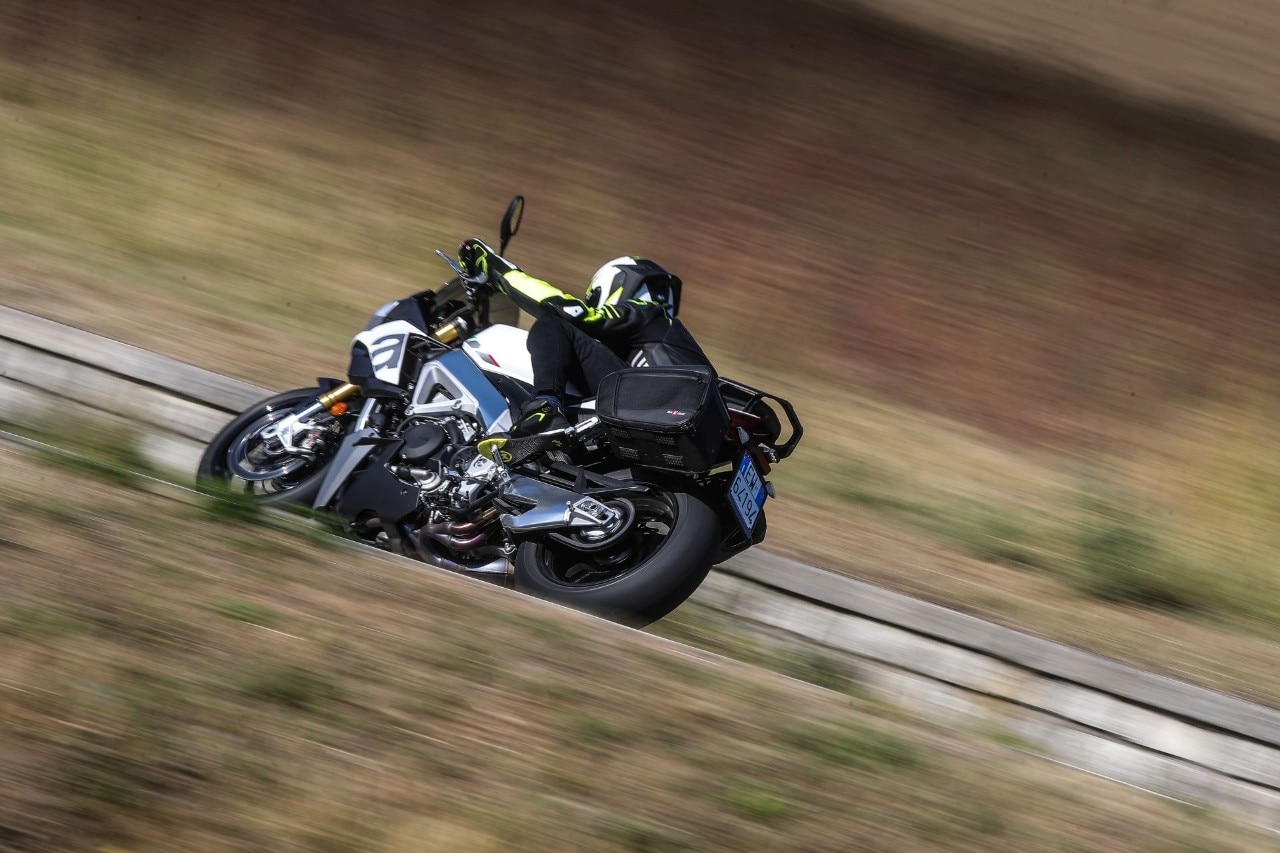 Aprilia Tuono V4 VS KTM 1290 Super Duke GT: la SFIDA delle hypernaked!